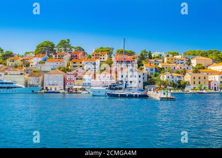 Stadt Mali Losinj auf der Insel Losinj, Adriaküste in Kroatien, touristisches Ziel, sonniger Sommertag Stockfoto