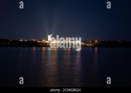 Alexandria, Virginia/USA-16. September 2020: Ein Nachtfoto des MGM National Harbor Casino. Stockfoto