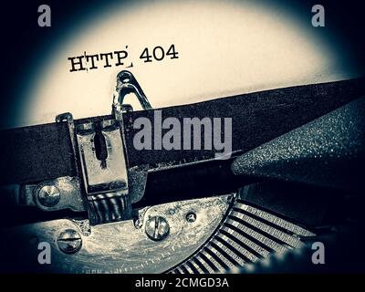 Schreibmaschine mit HTTP 404 geschrieben auf Seite Stockfoto