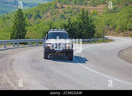 SUV geht im Sommer auf den Weg zur Krim Stockfoto