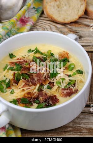 Käsesuppe mit Speck Stockfoto