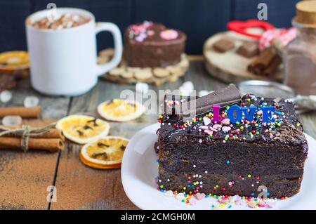 Stück Schokolade Kuchen auf einem weißen Teller Sacher Stockfoto