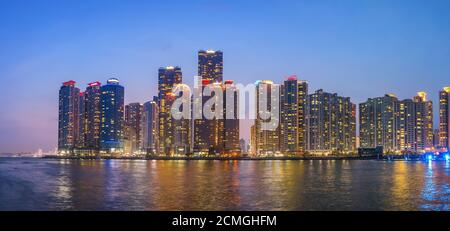 Busan Stadt Skyline Panorama in Busan Marina und Gwangandaegyo Brücke, Busan, Südkorea Stockfoto