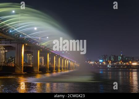 Skyline von Seoul und Brunnen an Banpo-Brücke, Seoul, Südkorea Stockfoto