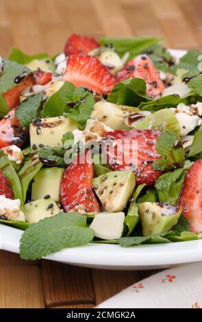 Salat mit Erdbeeren Stockfoto