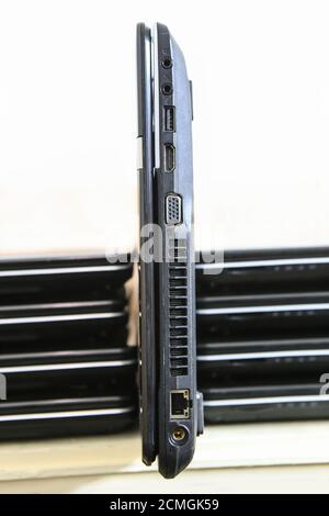 Ein Stapel Laptops. Ein vertikal stehender Loptop mit Netzwerk- und USB-Eingängen.Nahaufnahme. Stockfoto