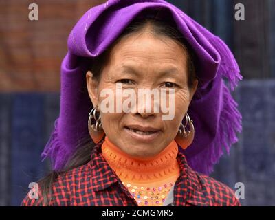 Ältere vietnamesische Hmong ethnische Minderheit Frau mit schweren Tribal Silber Ohrringe ( "Hill-Stamm Geld") posiert für die Kamera. Stockfoto