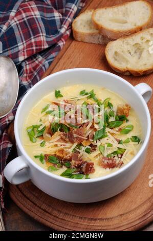 Käsesuppe mit Speck Stockfoto