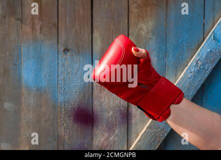 Rot Leder Boxhandschuhe an Hand einer Frau Stockfoto