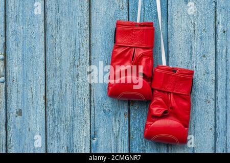 Paar rote Boxhandschuhe hängen an einem Nagel Stockfoto