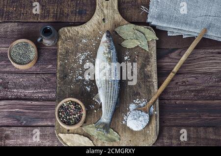 Frischer Fisch in der Küche roch Board Stockfoto