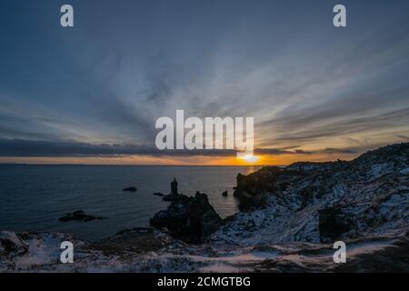 Rocky Lava Cliffside in Island Stockfoto