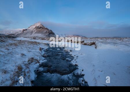 Berg mit Blick auf den isländischen Fluss Stockfoto