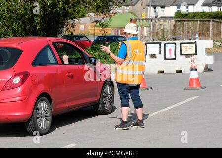 Hereford Großbritannien - Donnerstag, 17. September 2020 - Autofahrer Schlange, um eine Coronavirus-Fahrt durch Testgelände als NHS-Mitarbeiter bitten sie zu bestätigen, dass sie einen Online-Termin gemacht haben und auch einen QR-Code - die überwiegende Mehrheit nicht über den notwendigen QR-Code und waren Nicht zur Prüfstelle zugelassen. Foto Steven May / Alamy Live News Stockfoto