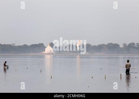 Fischer Taungthaman See in der Nähe von Amarapura in Myanmar an der U Bein Bridge Stockfoto