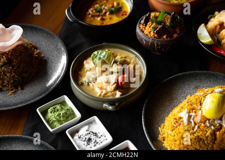 srilankische Küche Gerichte auf Restauranttisch auf dunklem Holzhintergrund. Stockfoto
