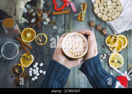 Heiße Schokolade mit Marshmallows in einem Becher Stockfoto