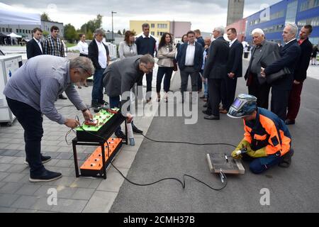 Horni Sucha, Tschechische Republik. September 2020. Feierliche Eröffnung des Magna Energiespeichers für die Produktion von Hochenergie-3D-Akkumulatoren HE3DA in Horni Sucha, Tschechische Republik, 17. September 2020. Kredit: Jaroslav Ozana/CTK Foto/Alamy Live Nachrichten Stockfoto