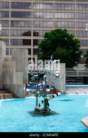 Stahlstatue und Teil des McKeldin-Brunnens am McKeldin Square, Baltimore City, Maryland, USA Stockfoto