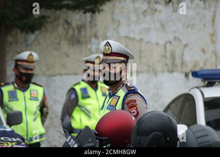 Makassar, Süd-Sulawesi, Indonesien. September 2020. Indonesische Polizisten tragen Masken bei der Durchführung ihrer täglichen Aufgaben und Aktivitäten. Die Verwendung von Masken ist obligatorisch für jeden Polizeibeamten, vor allem Verkehrspolizei, weil sie immer in Kontakt mit Menschen auf der Straße, um die Ausbreitung von Covid-19 zu vermeiden. Quelle: Herwin Bahar/ZUMA Wire/Alamy Live News Stockfoto