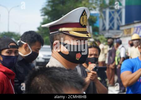 Makassar, Süd-Sulawesi, Indonesien. September 2020. Indonesische Polizisten tragen Masken bei der Durchführung ihrer täglichen Aufgaben und Aktivitäten. Die Verwendung von Masken ist obligatorisch für jeden Polizeibeamten, vor allem Verkehrspolizei, weil sie immer in Kontakt mit Menschen auf der Straße, um die Ausbreitung von Covid-19 zu vermeiden. Quelle: Herwin Bahar/ZUMA Wire/Alamy Live News Stockfoto