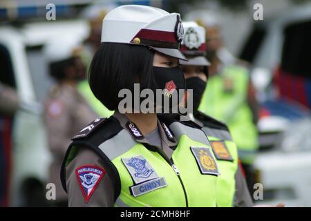 Makassar, Süd-Sulawesi, Indonesien. September 2020. Indonesische Polizeibeamte tragen Masken bei der Durchführung ihrer täglichen Aufgaben und Aktivitäten. Die Verwendung von Masken ist obligatorisch für jeden Polizeibeamten, vor allem Verkehrspolizei, weil sie immer in Kontakt mit Menschen auf der Straße, um die Ausbreitung von Covid-19 zu vermeiden. Quelle: Herwin Bahar/ZUMA Wire/Alamy Live News Stockfoto