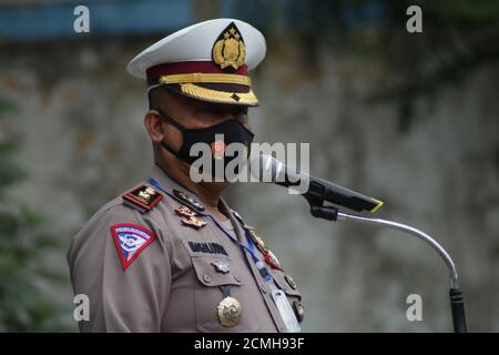 Makassar, Süd-Sulawesi, Indonesien. September 2020. Indonesische Polizisten tragen Masken bei der Durchführung ihrer täglichen Aufgaben und Aktivitäten. Die Verwendung von Masken ist obligatorisch für jeden Polizeibeamten, vor allem Verkehrspolizei, weil sie immer in Kontakt mit Menschen auf der Straße, um die Ausbreitung von Covid-19 zu vermeiden. Quelle: Herwin Bahar/ZUMA Wire/Alamy Live News Stockfoto