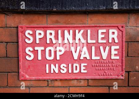 Sheffield, Großbritannien – 30. Nov 2018 : Schild mit den Sprinklerabsperrventilen an der Wand von Harold Moore in Bailey Works, 51 Bailey St Stockfoto