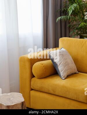 Detailaufnahme eines Sofas mit ein paar Kissen Ein stilvolles Wohnzimmer Stockfoto