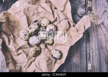 Eier Wachtel auf Rumpled Kraftpapier Stockfoto