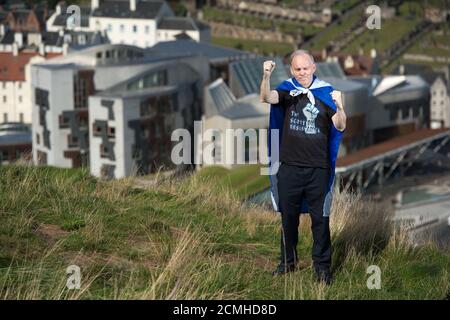 Edinburgh, Schottland, Großbritannien. 17. September 2020. Im Bild: Sean Clerkin von Action for Scotland über dem schottischen Parlament in Holyrood, Edinburgh, und verbrennt die Union Jack Flag in einem trotzigen Akt, der für die schottische Unabhängigkeit kämpft. Quelle: Colin Fisher/Alamy Live News. Stockfoto