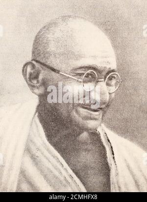 Mahatma Gandhi 1921. Mohandas Karamchand Gandhi (2. Oktober 1869 – 30. Januar 1948) war ein indischer Anwalt, antikolonialer Nationalist und politischer Ethiker, der gewaltfreien Widerstand einstellte, um die erfolgreiche Kampagne für Indiens Unabhängigkeit von der britischen Herrschaft anzuführen, und wiederum Bewegungen für Bürgerrechte und Freiheit auf der ganzen Welt inspirierte. Der Ehrentitel Mahātmā (Sanskrit: 'Great-souled', 'Venterable'), der 1914 erstmals in Südafrika bei ihm eingesetzt wurde, wird heute weltweit eingesetzt. Stockfoto