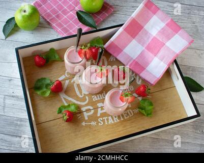Hausgemachter Erdbeerjoghurt Stockfoto