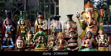 Handgefertigte traditionelle Ton Dekoration, dekorative bunte Keramik, handgemachte traditionelle Ton Dekoration Spielzeug Auf dem indischen Markt Stockfoto