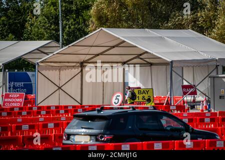 London, Großbritannien. September 2020. Während die Regierung versucht, einen offensichtlichen Mangel an Testkapazitäten zu beheben, bleibt die Coronavirus-Fahrt im Testzentrum im Twickenham Stadium ziemlich ruhig - der Standort wurde zwischen selbst und Personal getesteten Routen aufgeteilt, aber beide Kanäle arbeiten weit unter der Kapazität. Es gibt ein stetiges Rinnsal von Autos. Die Kontrollen im Zusammenhang mit „Lockdown“ beginnen wieder verstärkt zu werden, da Coronavirus (Covid 19) Fälle wieder steigen. Kredit: Guy Bell/Alamy Live Nachrichten Stockfoto