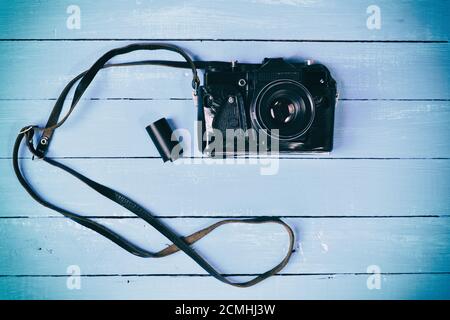 Retro Film Kamera auf blauem Holz- Oberfläche Stockfoto