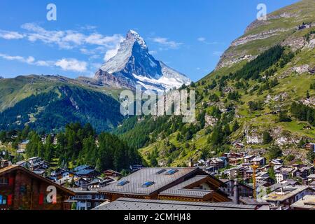 Sonniger Sommermorgen im Dorf Zermatt mit Matterhorn Peak auf dem Rücken. Schöne Outdoor-Szene in Schweizer Alpen, Schweiz, Europa. Stockfoto