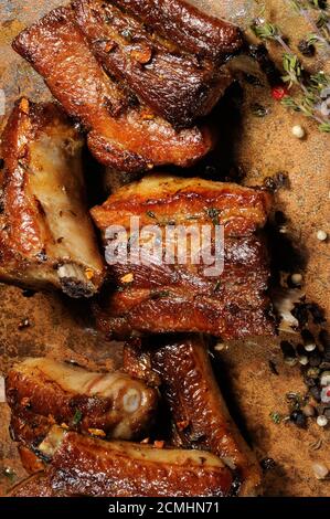 Marinierte gebratene Schweinerippchen mit Gewürzen, Knoblauch und Kümmel. Vertikale erschossen. Ansicht von oben. Stockfoto