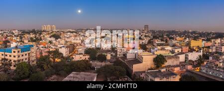 Bangalore Stadt Skyline Panorama in resident-Zone in der Nacht, Bangalore, Indien Stockfoto