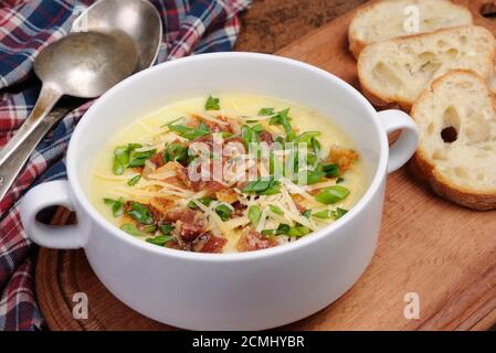 Käsesuppe mit Speck Stockfoto