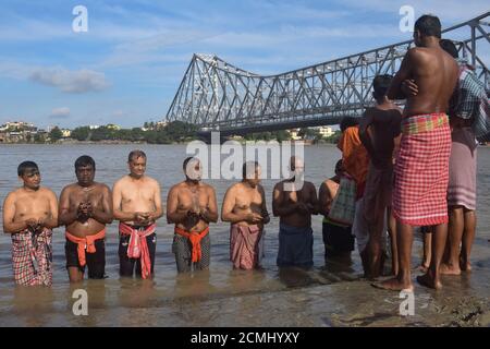 Kalkutta, Indien. September 2020. Hindu-Anhänger werden gesehen, wie sie Tarpan-Rituale in ganga Ghat auf Mahalaya durchführen.Mahalaya markiert den Beginn des Durga Puja Festivals und das Ende von Pitru Paksha, aber dieses Jahr wird das viel erwartete Durga Puja Festival einen Monat nach Mahalaya stattfinden. Die Festlichkeiten werden am 22. Oktober (sasthi) in diesem Jahr stattfinden. Dies ist eine 16 - Mondtag Periode im Hindu Kalender, wenn Hindus ihre Vorfahren ehren. Nach bengalischen Überzeugungen ist dies der Tag, an dem Göttin Durga auf die Erde herabkommt. Kredit: SOPA Images Limited/Alamy Live Nachrichten Stockfoto