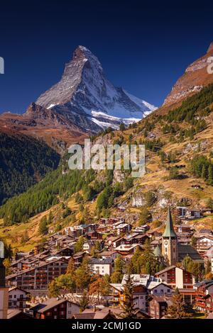 Zermatt. Bild des ikonischen Dorfes Zermatt, Schweiz mit dem Matterhorn im Hintergrund während des schönen sonnigen Herbsttages. Stockfoto