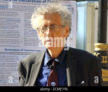 London, Großbritannien. September 2020. Piers Corbyn ist vor den Toren der Downing Street zu sehen.der freimütig agierende Aktivist Piers Corbyn - Bruder des ehemaligen Arbeiterführers Jeremy Bernard Corbyn wurde gesehen, wie er gegenüber der Downing Street kämpfte und mit einer Menge über seine Covid-19 Verschwörungstheorie sprach. Er kam in Westminster mit mehreren Kampagnen Plakate, nach denen er traf mit anderen Aktivisten in Whitehall. Der Astrophysiker hat sich an Menschenmengen während der Sperre behauptet, Covid-19 Ausbruch wurde entwickelt, um die Bevölkerung zu kontrollieren. Kredit: SOPA Images Limited/Alamy Live Nachrichten Stockfoto