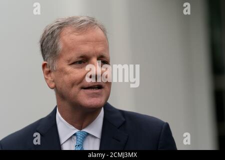 Doug Parker, CEO von American Airlines, spricht am 17. September 2020 in Washington mit Reportern und anderen Führungskräften der Fluggesellschaft vor dem Weißen Haus. DC die Führungskräfte haben gerade ein Treffen mit Mark Meadows, dem Stabschef des Weißen Hauses, abgeschlossen, in dem sie eine Erweiterung der COVID-19-Hilfsleistungen für die großen Fluggesellschaften diskutierten. Quelle: Alex Edelman/Pool via CNP weltweit Stockfoto