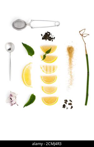 Marmeladenscheiben, Minze, grüner Tee und Zucker auf weißem Hintergrund. Stockfoto