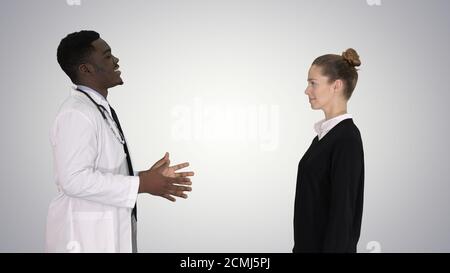 Arzt sagt gute Nachrichten und Patienten Blätter auf Gradienten backgrou Stockfoto