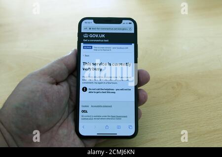 Fehler auf der Testwebsite der Regierung, COVID 19-Testseite schlägt unter dem Druck fehl, dass auf dem iPhone X „dieser Dienst ist derzeit sehr ausgelastet“ angegeben wird Stockfoto