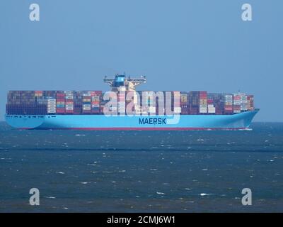 Eastchurch, Kent, Großbritannien. September 2020. UK Wetter: Ein sonniger aber windiger Nachmittag in Eastchurch, Kent. Riesige Containerschiff Edith Maersk gesehen Abfahrt der Themse. Kredit: James Bell/Alamy Live Nachrichten Stockfoto