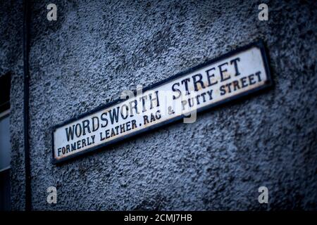 Straßenschild für Wordsworth Street in Hawkshead Village in Cumbria am Vorabend von Weihnachten an einem kalten und nassen Dcember Tag. 23 Dezember 2011. Foto: Neil T Stockfoto