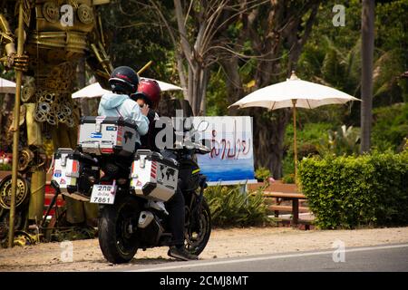 Reisende thai Menschen Paar Liebhaber Reiten große Motorrad auf Straße in der Nähe Tha Pai Brücke gehen zu reisen besuchen MaeHongSon City Valley auf Pai City Hill o Stockfoto
